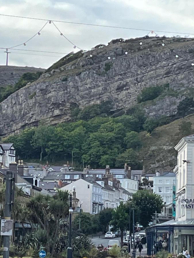 Beautifully Presented Victorian Apartment Within Walking Distance To Llandudno Beach Bagian luar foto
