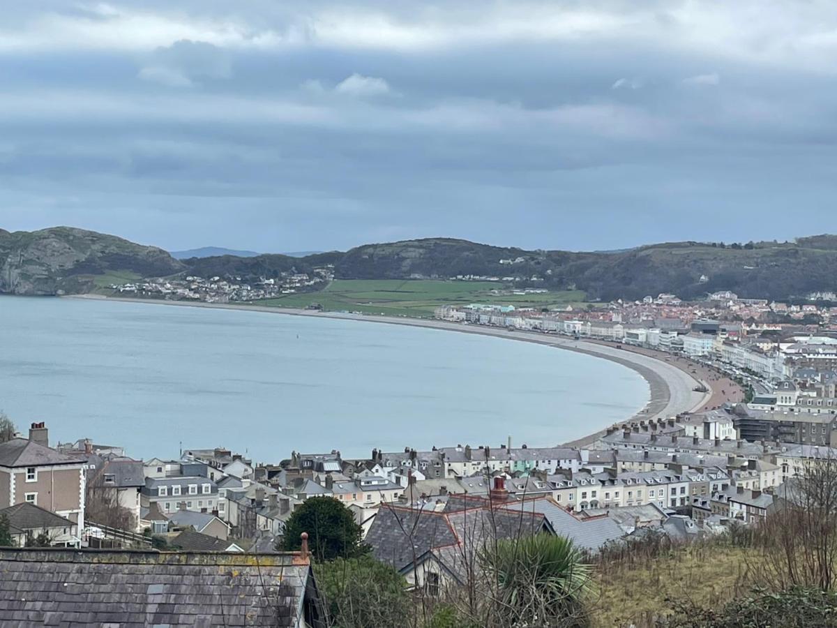 Beautifully Presented Victorian Apartment Within Walking Distance To Llandudno Beach Bagian luar foto